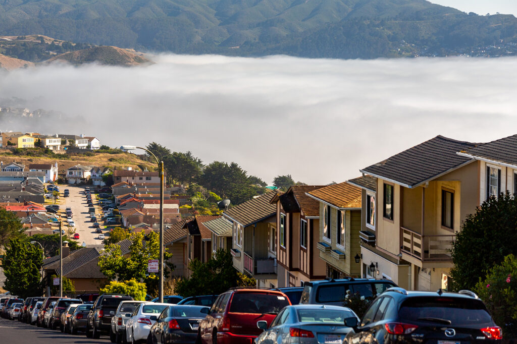 Vista de Daly City con niebla costera — abogado de accidentes de peatones John J. Roach
