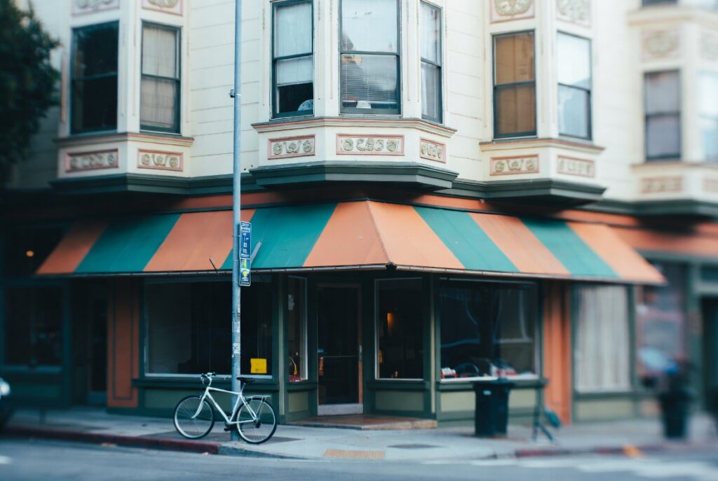 Calle 24 (24th Street) en el Mission District — el corazón comercial y cultural de la comunidad hispana de San Francisco