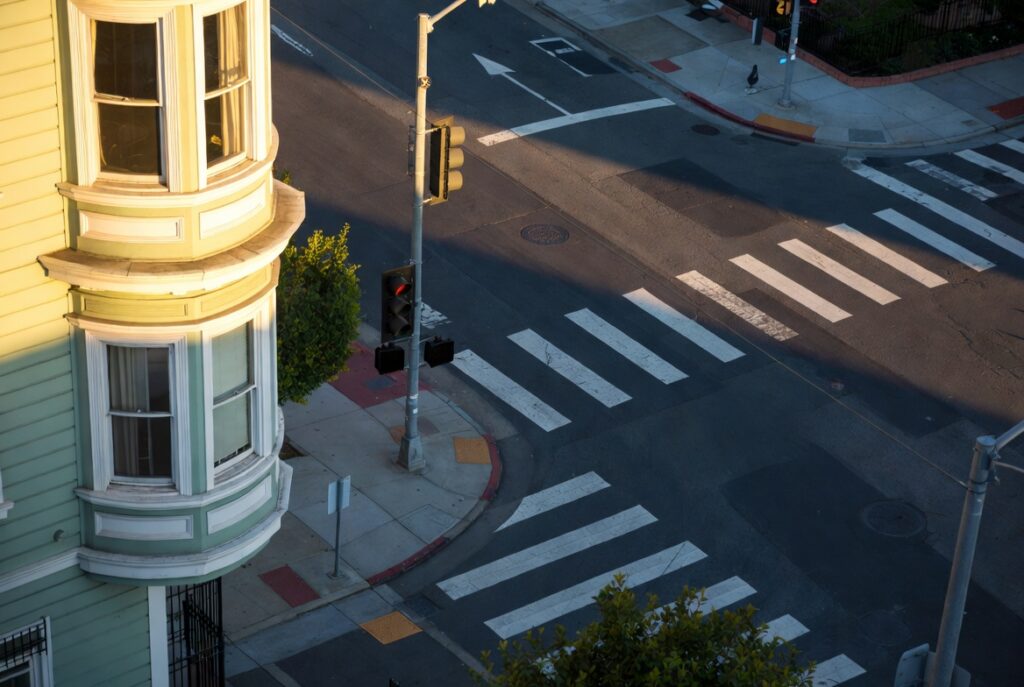 Cruce peatonal en San Francisco — los derechos de los peatones hispanos atropellados en el Área de la Bahía