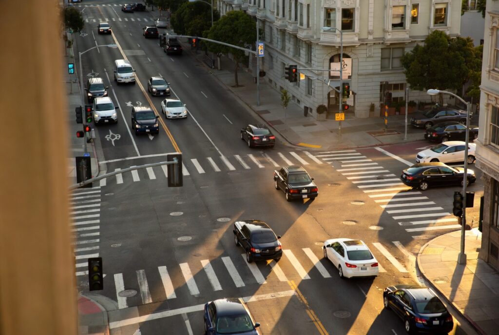 Tráfico urbano en el Área de la Bahía — accidentes de Uber y Lyft afectan a pasajeros y conductores hispanos en California