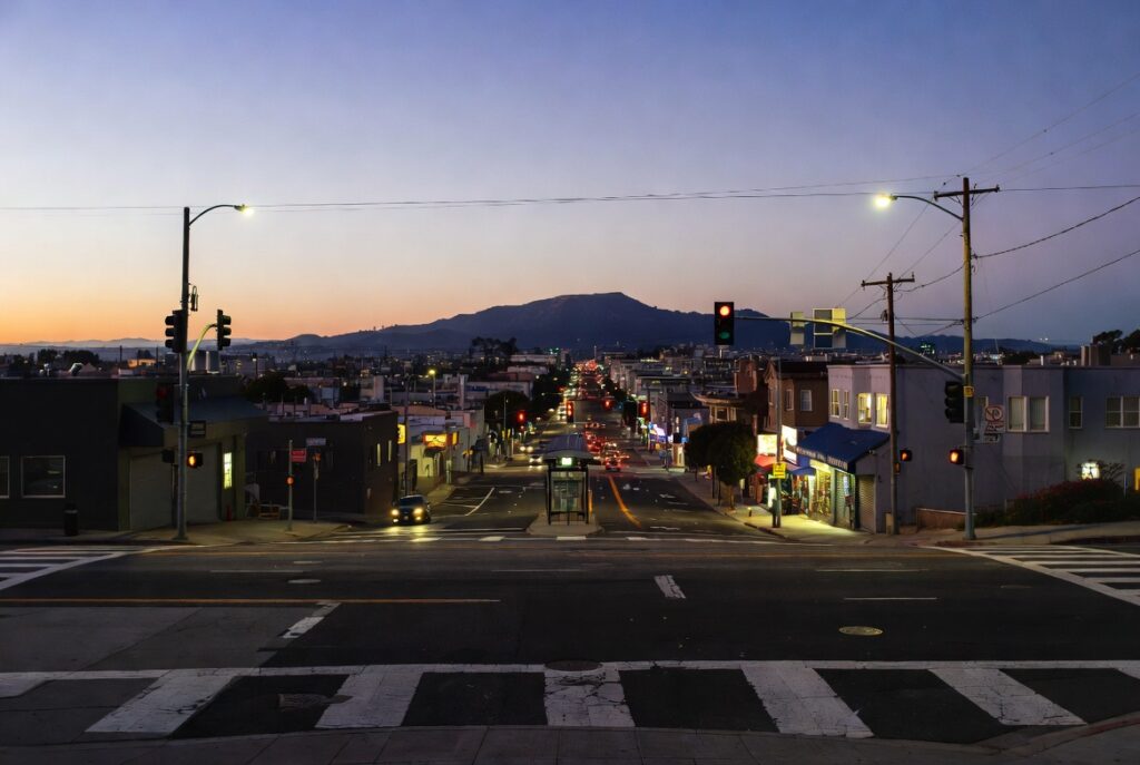 Corredor de Bayshore Boulevard cerca de Leland Avenue en Visitacion Valley — uno de los corredores arteriales más transitados y peligrosos en el extremo sur de San Francisco
