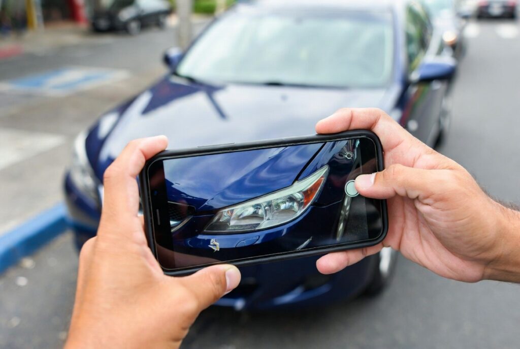 Documentando un accidente de auto con smartphone en San Francisco — preservación de evidencia es crítica para casos de lesiones personales