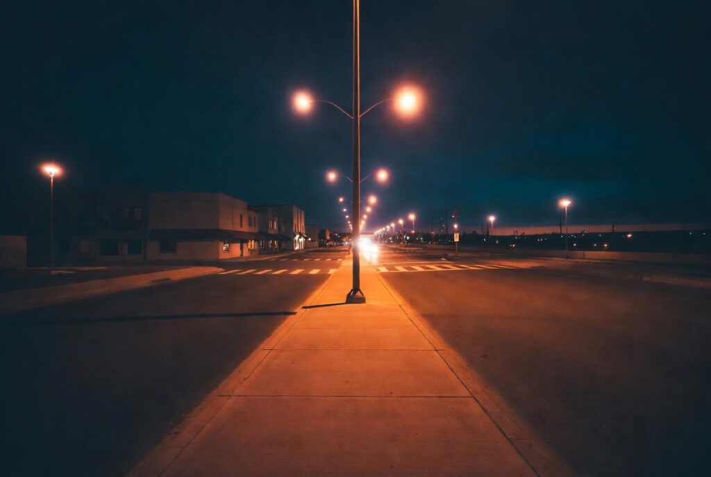 Mission Boulevard en Hayward de noche — uno de los corredores más peligrosos para peatones y conductores hispanos en la comunidad de Hayward