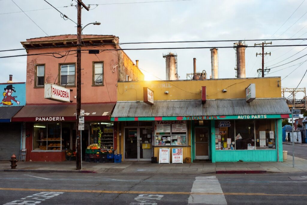Macdonald Avenue en el Iron Triangle de Richmond CA — el corazón comercial donde la creciente comunidad hispana del East Bay enfrenta riesgo diario de accidentes peatonales y vehiculares en una de las arterias más transitadas de la ciudad