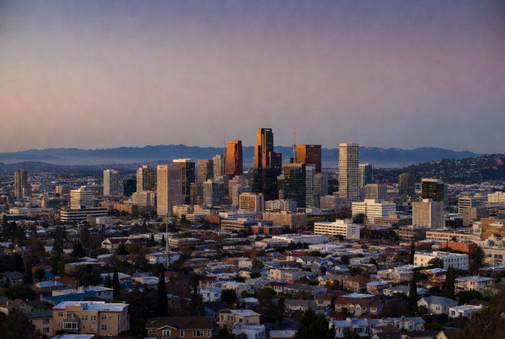 Vista de Oakland al atardecer — donde la comunidad hispana de Fruitvale, San Antonio, y East Oakland enfrenta accidentes diariamente