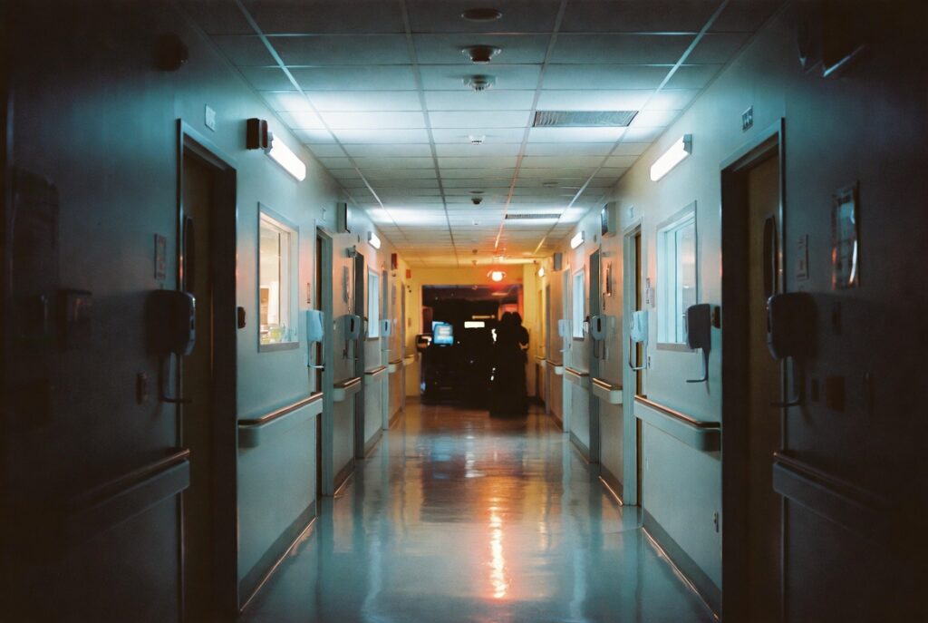 Pasillo vacío de unidad de cuidados intensivos neurológicos en un hospital del Área de la Bahía — donde víctimas hispanas con lesiones cerebrales traumáticas reciben tratamiento crítico inicial