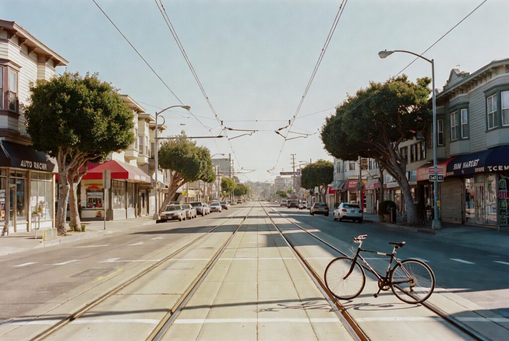 Corredor de Third Street en Bayview — uno de los corredores principales para tráfico vehicular, peatonal, y la línea T Muni en el sureste de San Francisco