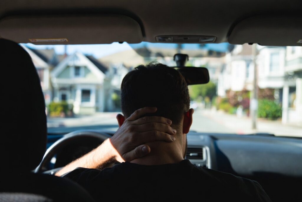 Mecanismo del latigazo cervical en una colisión trasera y compensación legal en California — attorney bilingüe de accidentes de auto