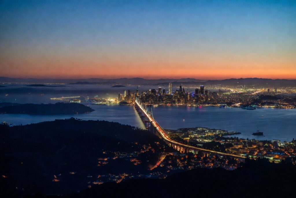 Tráfico en el Área de la Bahía de San Francisco al atardecer, donde ocurren accidentes de auto a diario