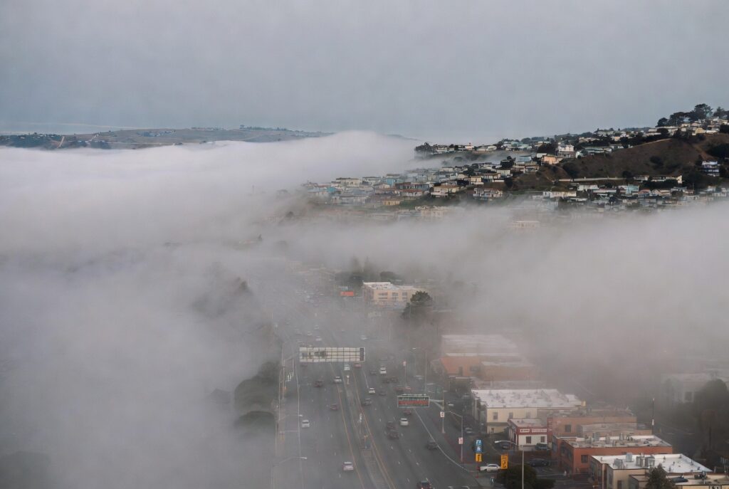 Autopista y avenida con niebla en Daly City donde ocurren accidentes de tránsito