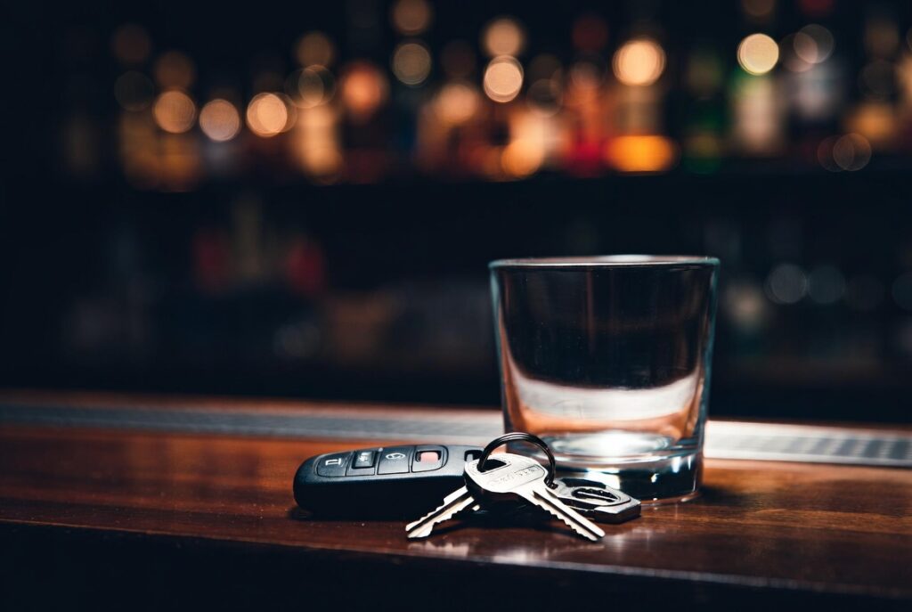 Llaves de auto junto a un vaso de whisky — las víctimas de conductores ebrios en California pueden demandar