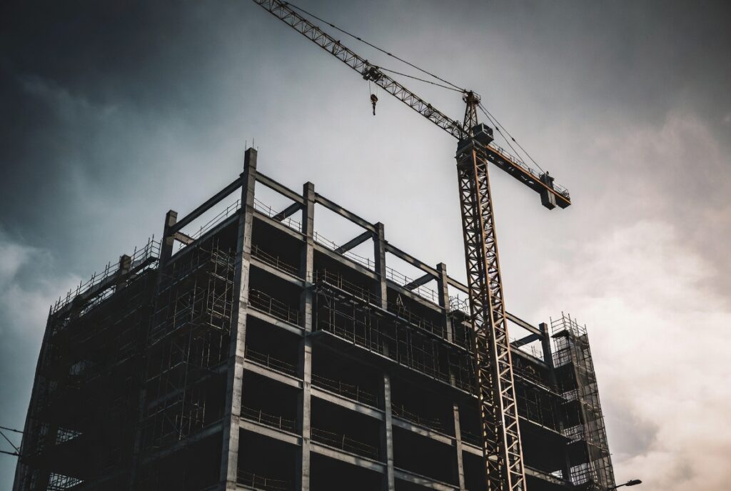 Obra de construcción en San Francisco donde ocurren caídas y golpes que causan lesiones cerebrales