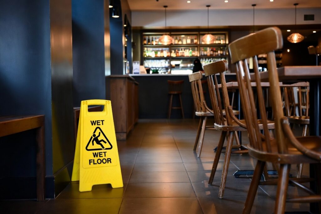 Piso mojado en un restaurante donde un cliente puede resbalar y caer