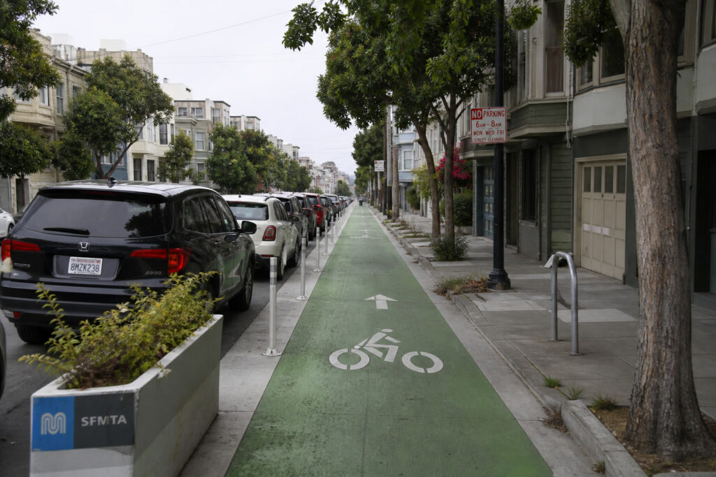 Carril bici protegido en verde en un vecindario de San Francisco