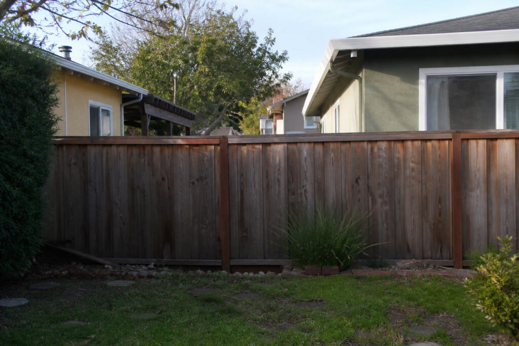 Cerca de madera compartida entre patios suburbanos en Hayward, California