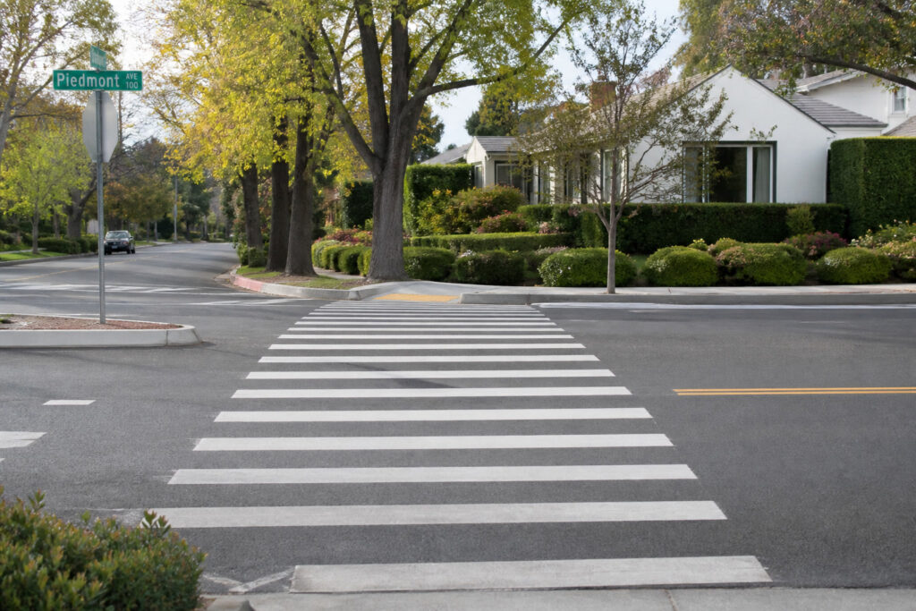 Cruce peatonal residencial en Piedmont Avenue, California, vecindario de la Bahía Este